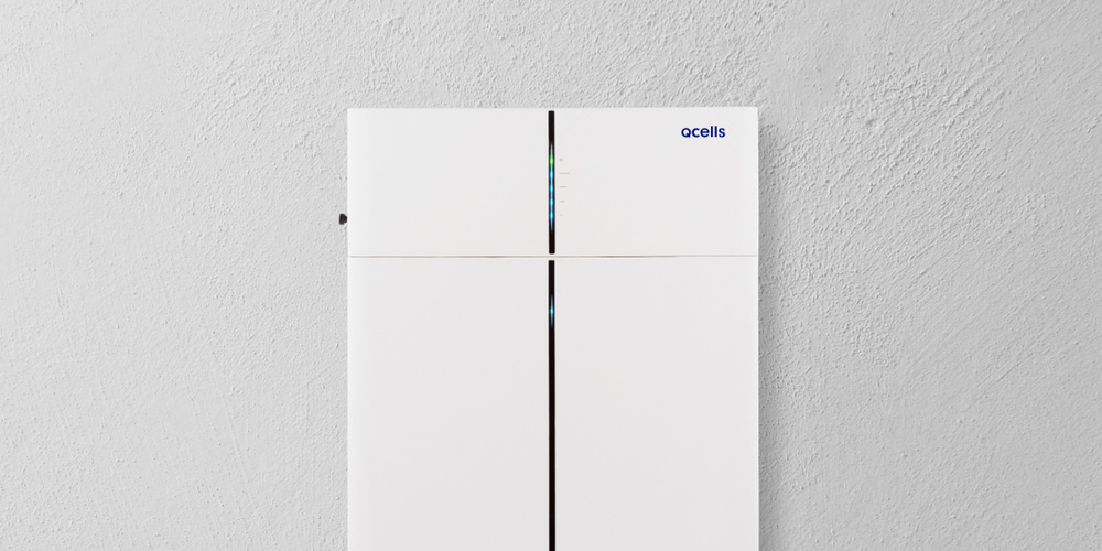 Qcells Stromspeicher vor einer Wand 