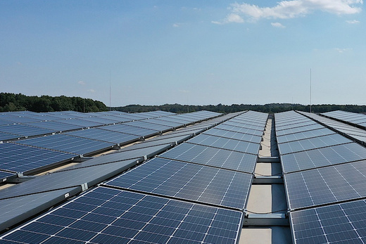Solarmodule auf Qcells Flachdachmontagesysteme Q.FLAT-G6 