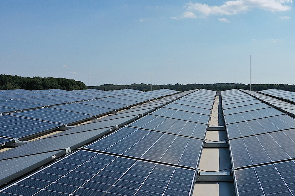Solarmodule auf Qcells Flachdachmontagesysteme Q.FLAT-G6 