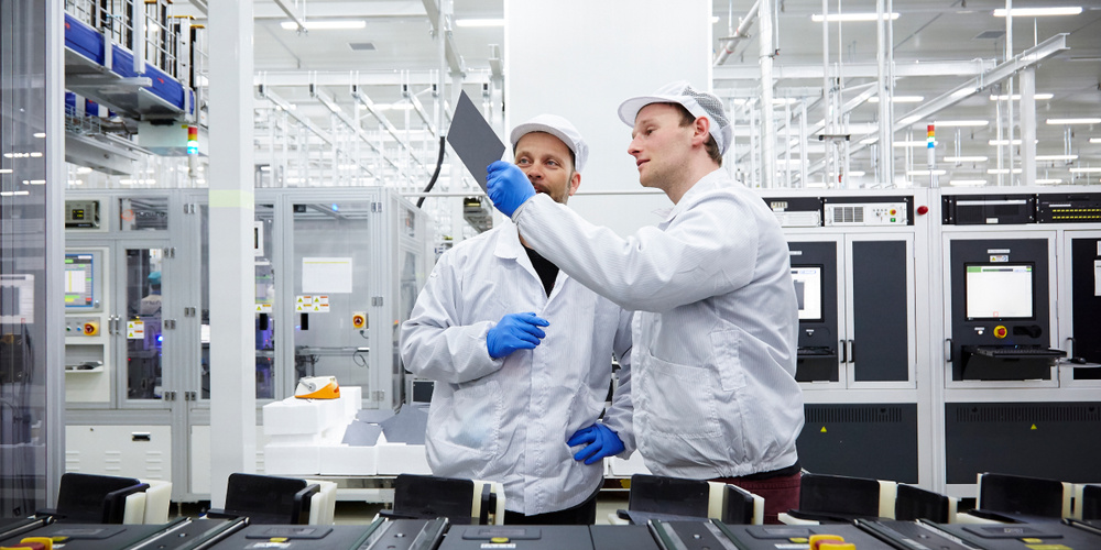 Experten bei überprüfen von Solarmodulen