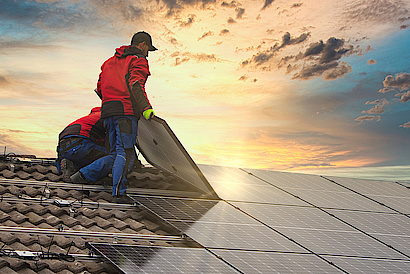 Installation einer Solaranlage bei Sonnenuntergang 