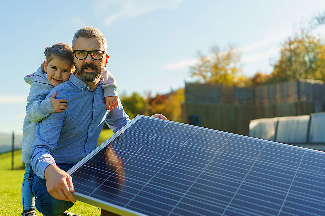 Vater und Sohn tragen Qcells Modul 