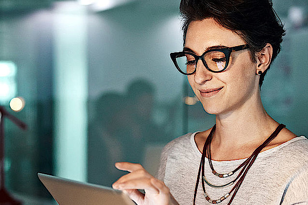 Qcells Landingpage 1920x640 Frau