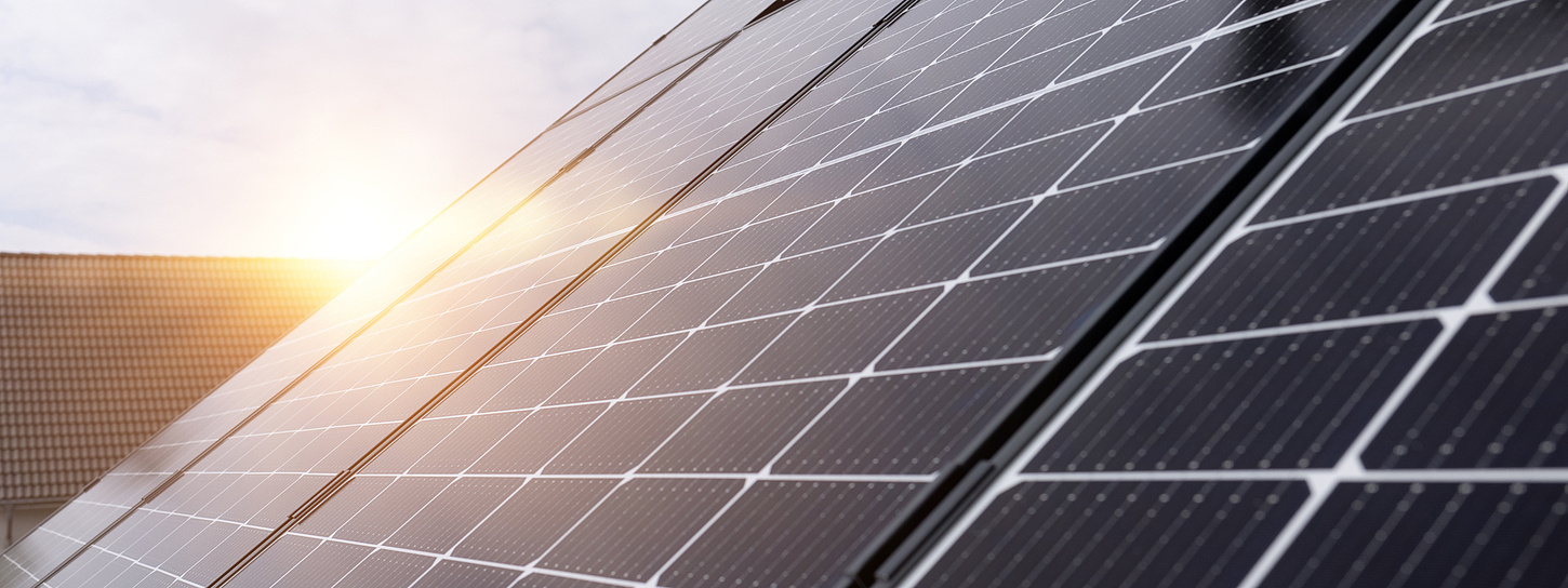 Qcells Solaranlage im Sonnenlicht 