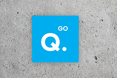 Logo von Q.MMAND Go weiß auf blau 