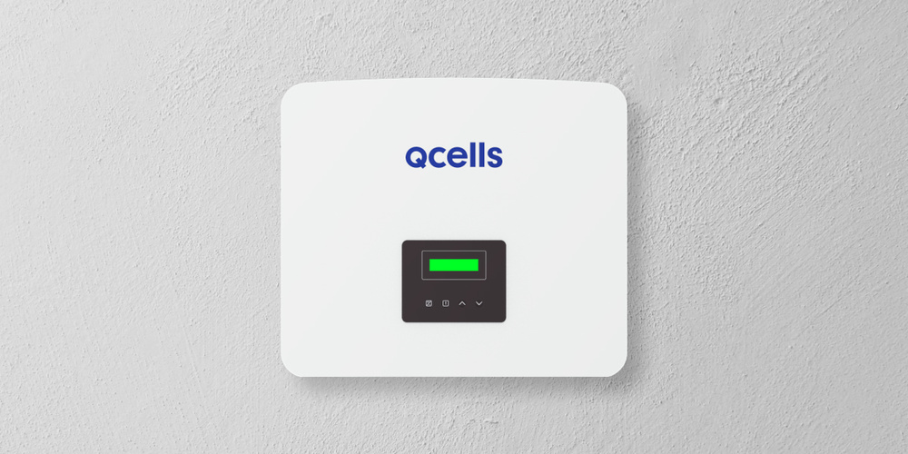 Qcells Wechselrichter an einer Wand 