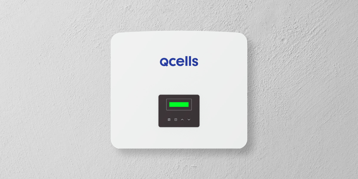 Qcells Wechselrichter an einer Wand 
