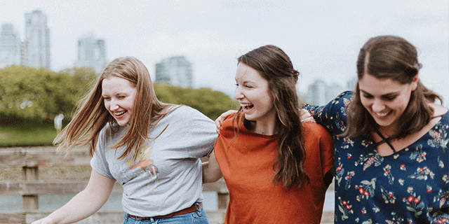 Drei Frauen freundschaftlich verbunden - Qcells Freunde werben Programm